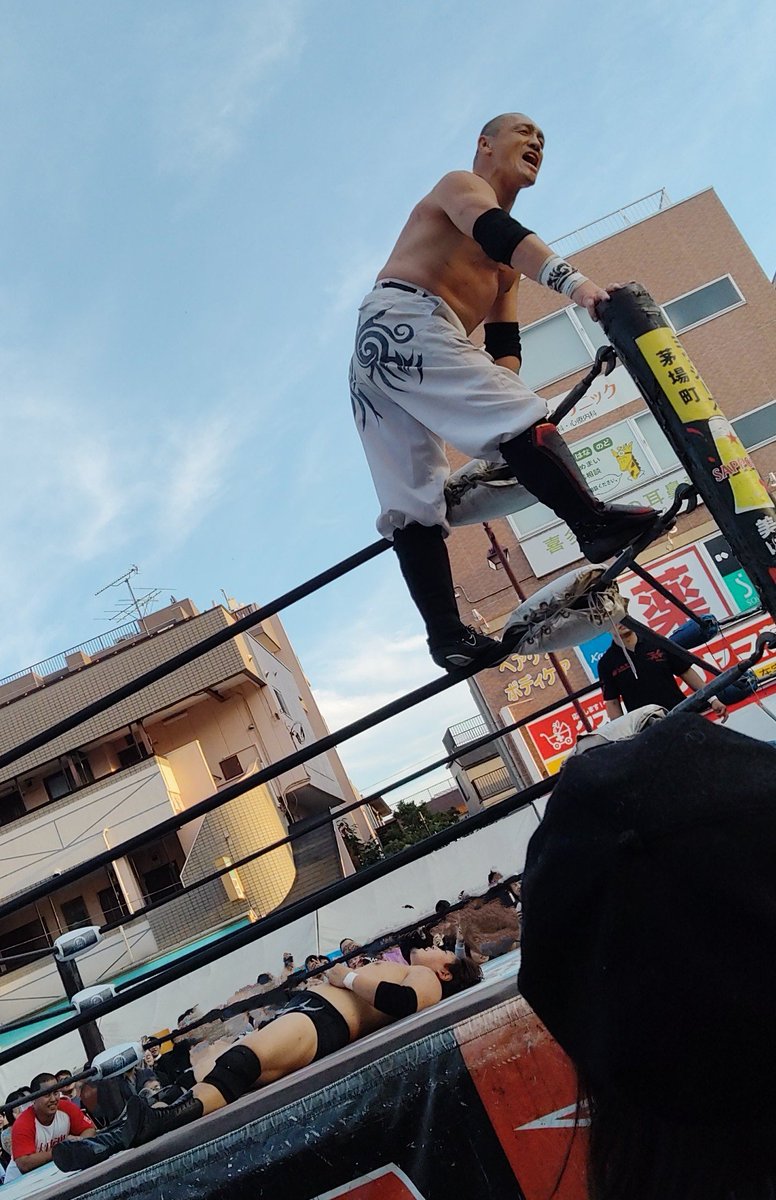 SuzuoR's tweet photo. ＠喜多見

「今日は勝てるかもしれない！」

星野さんのアピール！

………ちょっと長すぎたw

#星野勘九郎 選手
#神谷英慶 選手
#bjw https://t.co/8Jx4nuVX5t