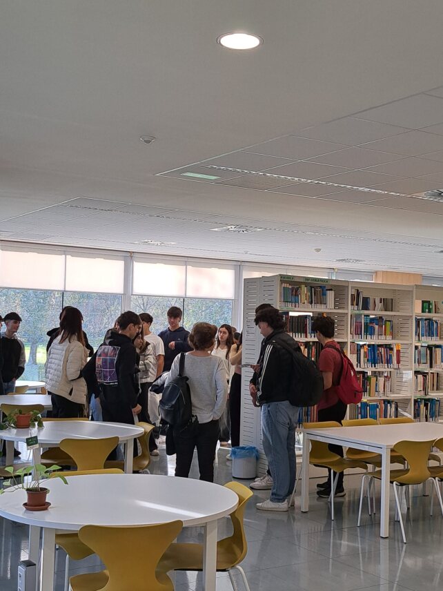 craiURV's tweet photo. Avui hem fet formació a l’alumnat de 1r de batxillerat A de l'INS Dertosa (Tortosa) per explicar els serveis del @craiURV i iniciar-los en la cerca d'informació especialitzada, dins l'#acordurvdiputacio.
Acabem amb una visita a les instal·lacions!
#CRAITerresdelEbre @Dipta_cat https://t.co/iKZGBQUmPp