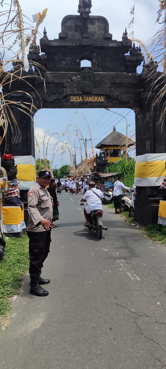 Humaspolsekklk's tweet photo. Sinergi Bhabinkamtibmas Desa Tangkas dalam rangka pengamanan kegiatan penyineban pujawali Ngusabe jerimpen desa adat tangkas

##polri #humas #divisi #kryd #sdmpolri #sdmpolri #sdmpolresklk #polrilayaniindonesia https://t.co/RoXs0MJPiW
