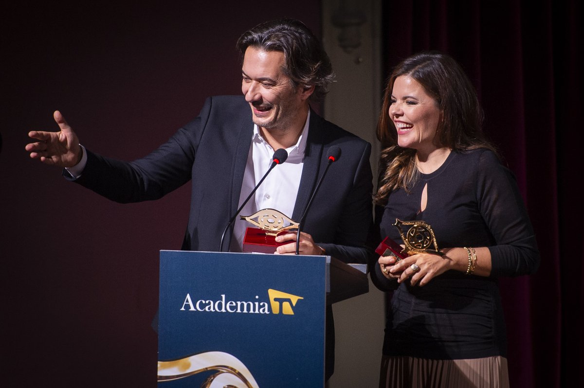 Y ya llegando a la recta final, el escenario recibió a <a href="/alber_caballero/">Alberto Caballero</a> y <a href="/LauraCaballero_/">Laura Caballero</a>  Les entregaron el #PremiosTalento Santiago Iturralde y <a href="/eldanimuriel/">dani muriel 🍿</a> 🥂💫