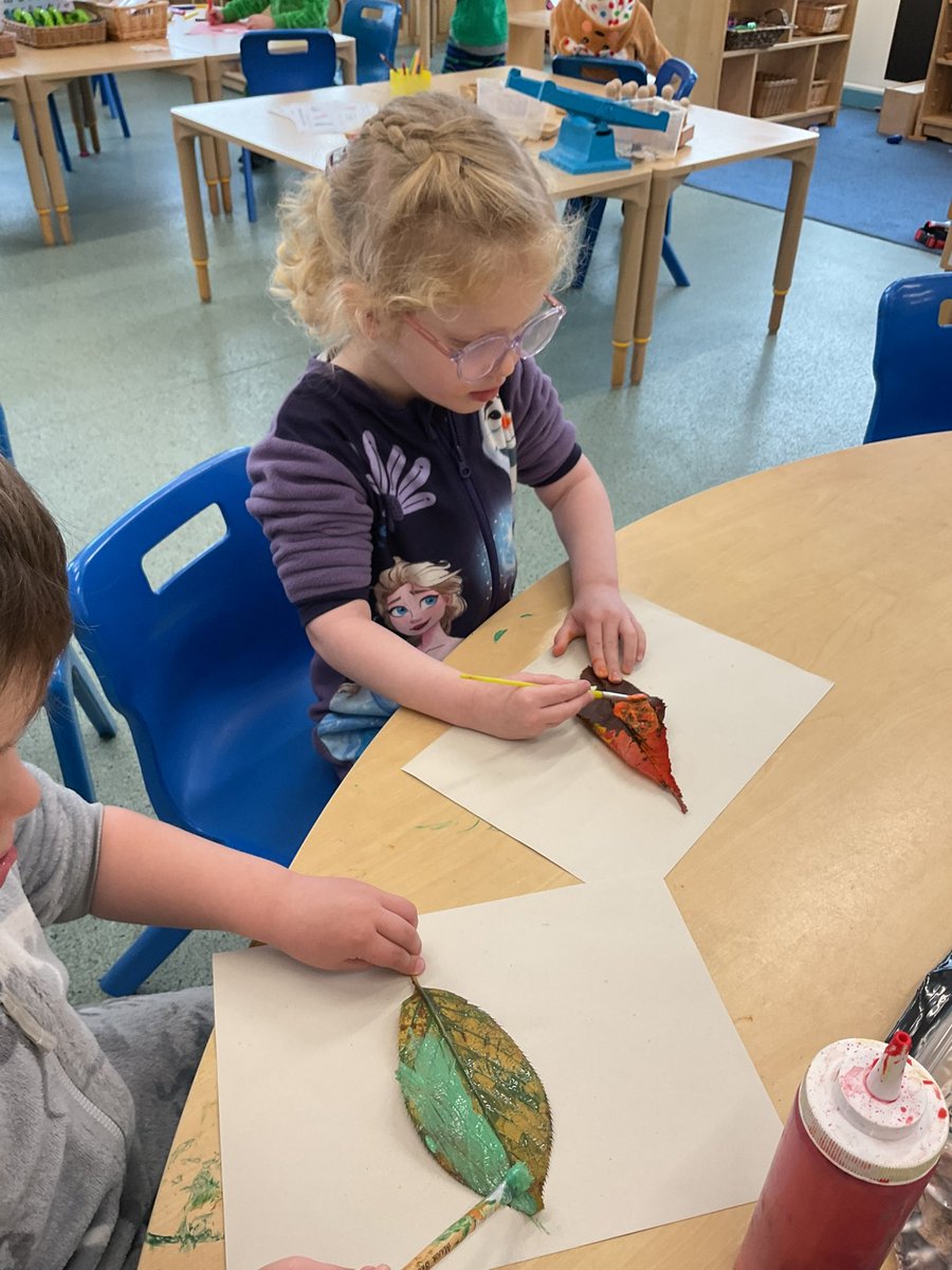 bumblebees_MRPA's tweet photo. The nursery children enjoyed making their leaf prints and talking about the colour changes they’d seen in Autumn. 
@MRPAeyfs https://t.co/GQntaGYryA