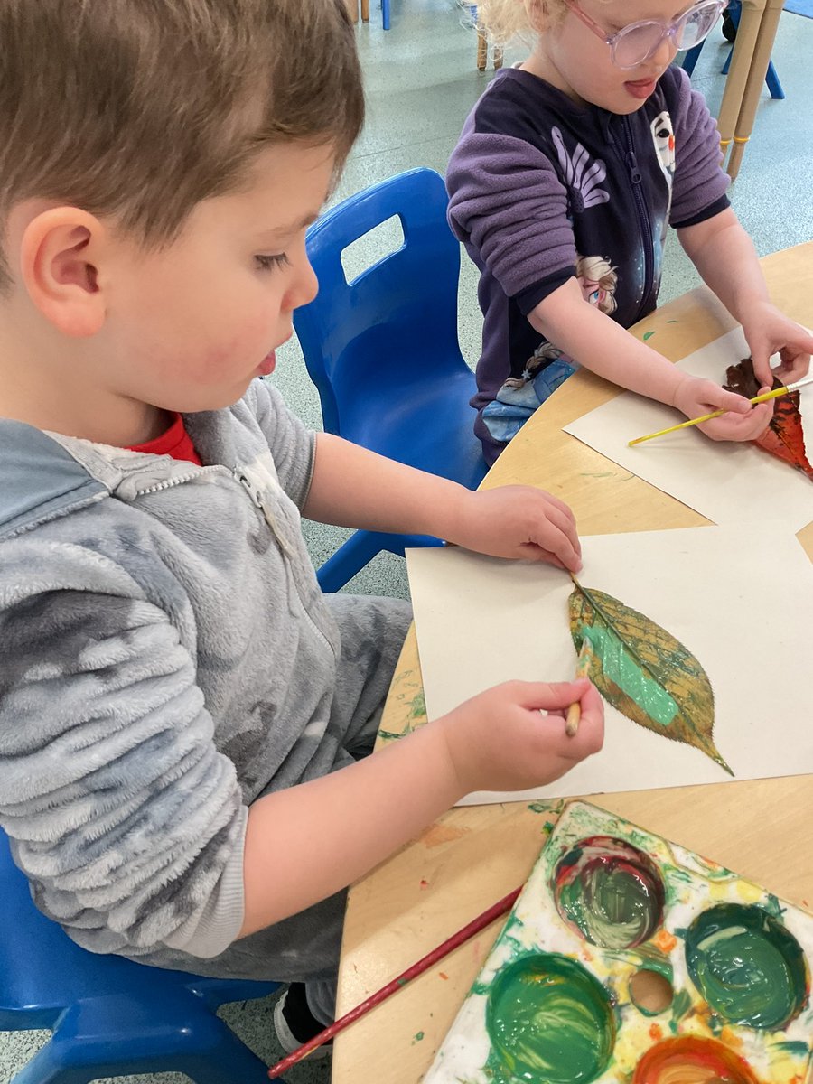 bumblebees_MRPA's tweet photo. The nursery children enjoyed making their leaf prints and talking about the colour changes they’d seen in Autumn. 
@MRPAeyfs https://t.co/GQntaGYryA