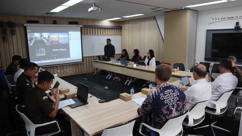 Erik_vd_Veen_'s tweet photo. #Blockchain is transforming lives, but it also opens doors for criminals:
💰 Money laundering through #crypto 
🎭 Financing crime on the #darkweb
🖥️ #Ransomware attacks

@UNODC we’re working with partners in Indonesia 🇮🇩 to ensure blockchain is safe ➡️https://t.co/qC3y5FMfD0 https://t.co/3REBVvxsv8