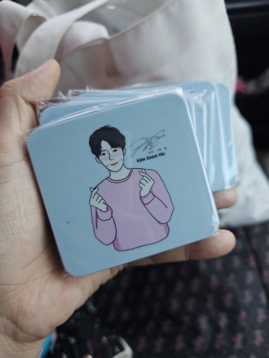 sumo_zumo's tweet photo. ขับรถไป-กลับ 60โล เพื่อ กระจกสีฟ้า
ในที่สุดก็เก็บครบแล้ว ทั้ง3สี
พลังรักของ ซฮฮด 😂
Scj ครั้งหน้าเอาง่ายๆหน่อยนะคะ มันเหนื่อย !!!
#DUCKxKimSeonHo #EffortlesslyClean
#เป็ดxคิมซอนโฮ #ไม่เปลืองแรงขัด https://t.co/oZac5y4Wlx