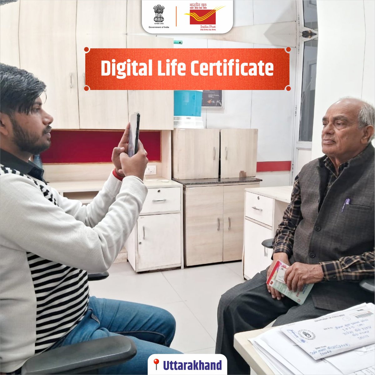 IndiaPostOffice's tweet photo. Experience the convenience of Digital Life Certificate services delivered right at your doorstep - because your comfort matters to us.

#JeevanPraman #DigitalLifeCertificate #LifeCertificate #DLCCampaign3 #IndiaPost https://t.co/73xhsz3aIt
