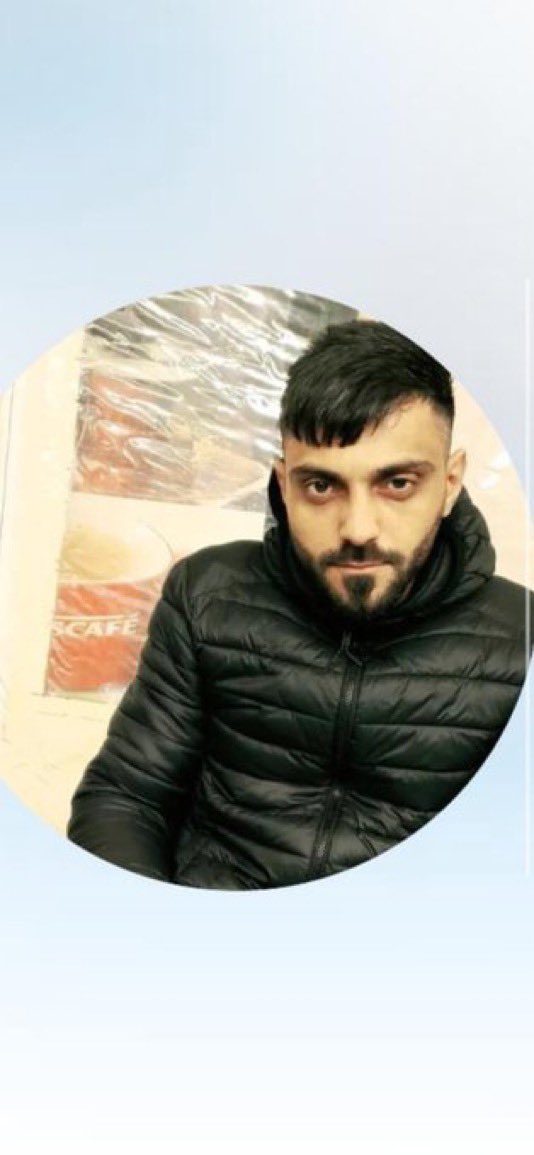 emrullaherdinc's tweet photo. Eşi boşanma davası açtığı için kendi çocuğuna bıçak dayayıp işkence eden sözde baba! dediğimiz gibi ters kelepçeyle gözaltına alındı.

Tek derdi yüzünün görünmemesi oldu.
"Abi açmayın suratımı"

İste suratı... https://t.co/cNZpPFHsAK
