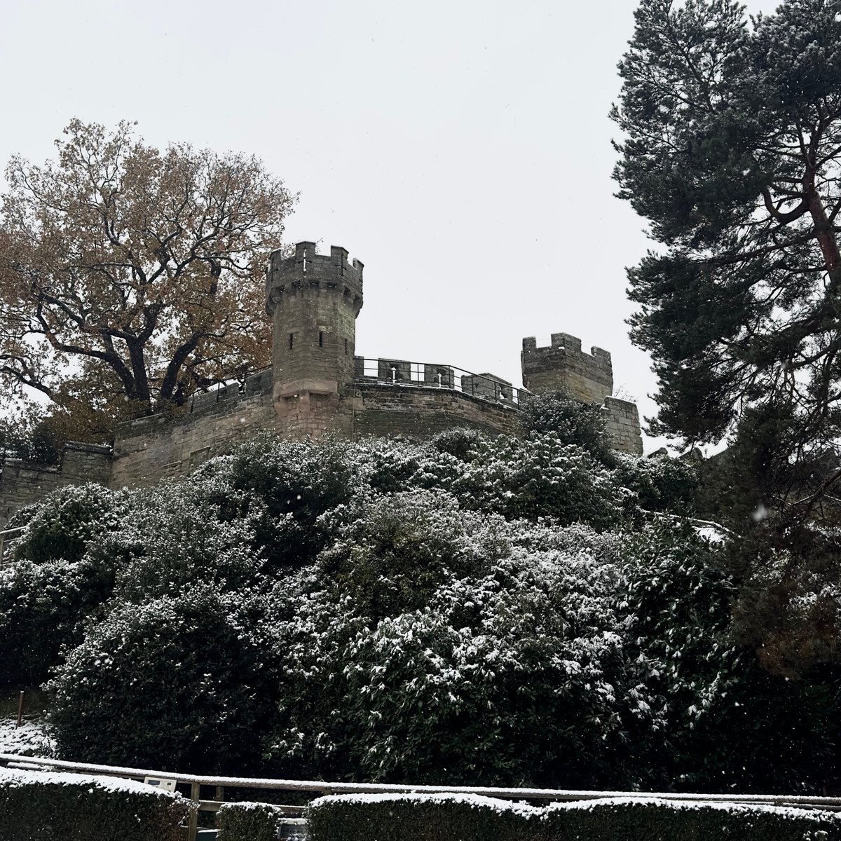 Magical Warwick Castle in the snow this morning 🤩