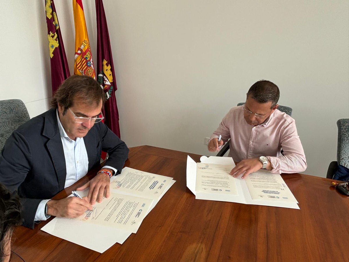 PuertodeCtg's tweet image. La plataforma “♻️Compromiso por el Desarrollo Sostenible del Puerto de Cartagena” alcanza sus 30 miembros con la incorporación de la Cofradía de Pescadores.
 
Impulsada por la Autoridad Portuaria, la Plataforma persigue una Cartagena más sostenible, equitativa y próspera.