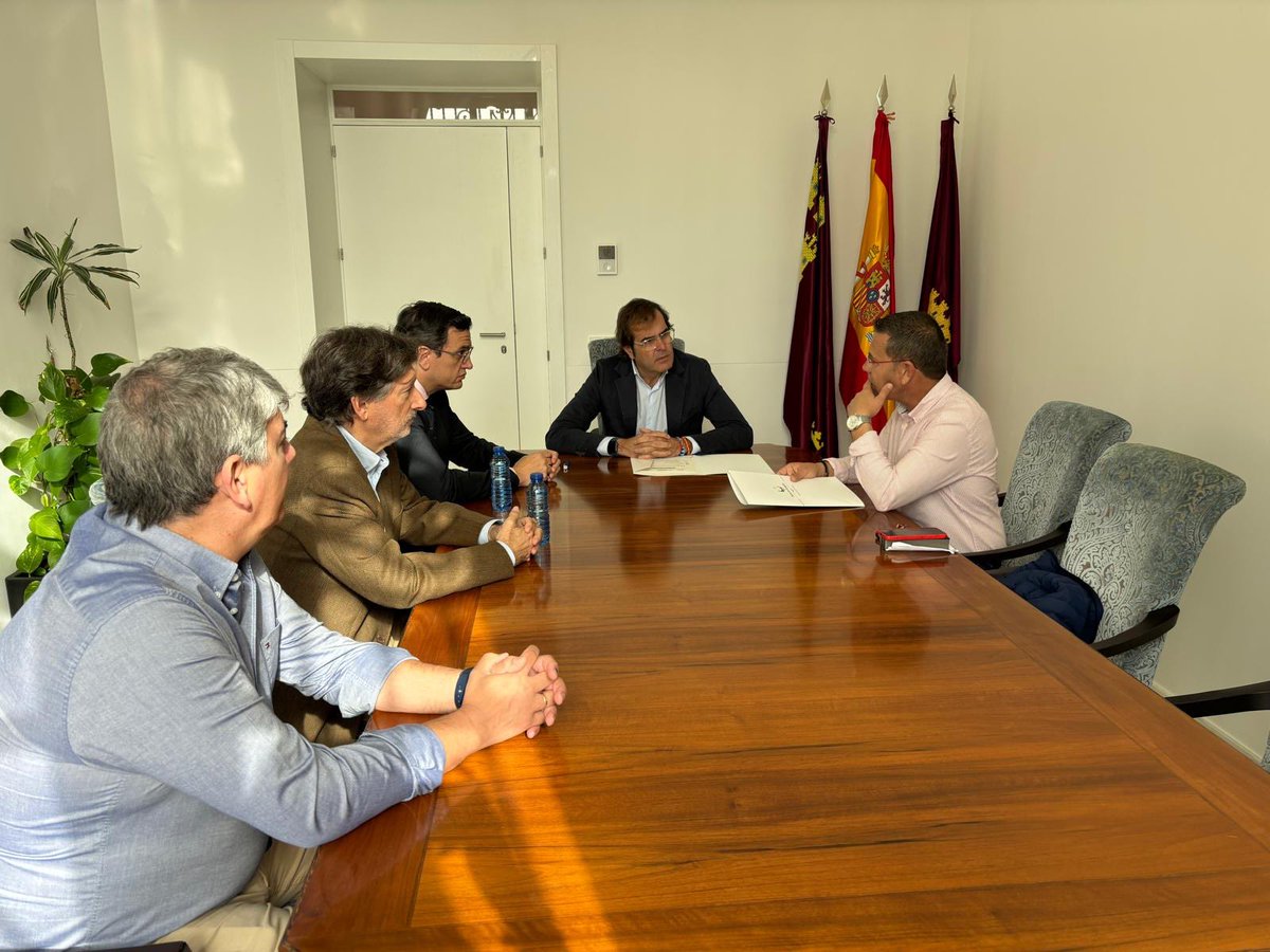 PuertodeCtg's tweet image. La plataforma “♻️Compromiso por el Desarrollo Sostenible del Puerto de Cartagena” alcanza sus 30 miembros con la incorporación de la Cofradía de Pescadores.
 
Impulsada por la Autoridad Portuaria, la Plataforma persigue una Cartagena más sostenible, equitativa y próspera.