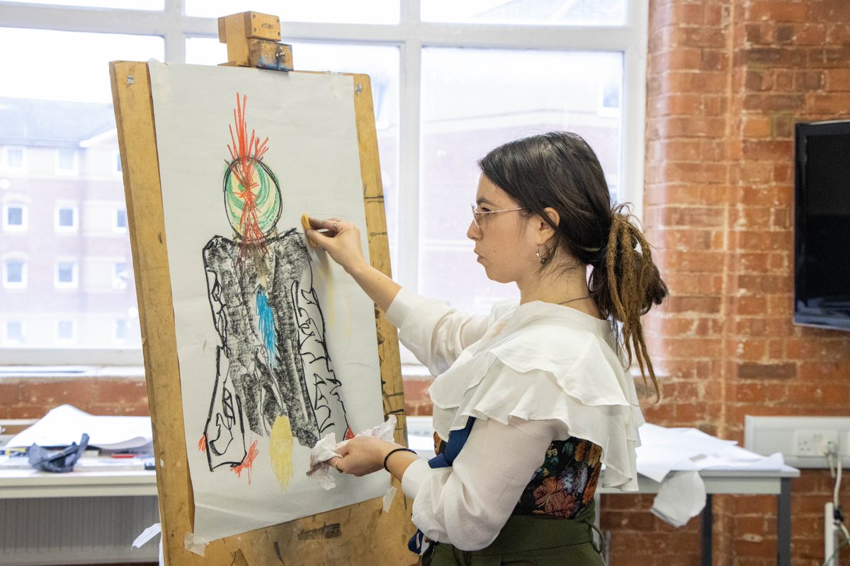 So much talent in one room! 🎨✍️  Take a look at some of the results from a live drawing session with world-renowned 💃🌍 #Fashion Illustrator, Richard Kilroy, and <a href="/uniofbeds/">uniofbeds</a> #arts students