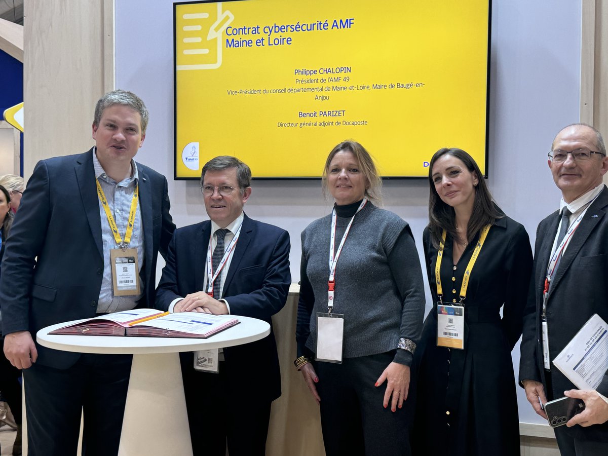 #SMCL2024 | Ce matin sur le stand <a href="/GroupeLaPoste/">La Poste Groupe</a> au @Salondesmaire, <a href="/chalopinbauge/">Philippe Chalopin</a> (Pdt <a href="/Amf49Maires/">AMF49</a>, Maire @Baugeenanjou, VP @maine_et_loire) &amp; <a href="/BenoitParizet/">Benoit Parizet</a> (DGA <a href="/Docapost/">Docaposte</a>), pour la signature du contrat cybersécurité entre Docaposte et la communauté de #MaineetLoire