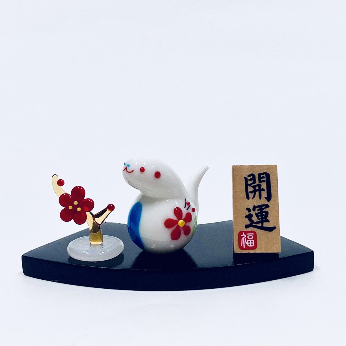 kurokabeglass's tweet photo. 🪭2025年干支　乙巳（きのとみ）🪭

古来よりヘビは富や繁栄の象徴として親しまれてきました。

干支の置物はその一年、家族を守る縁起物。お気に入りを見つけにぜひいらしてください。

近日中にオンラインショップにも掲載予定です♪ https://t.co/JYGSYd47zb