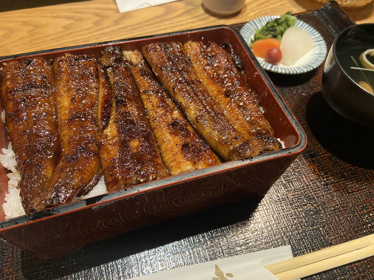 チクショー！熊本一発目はヒライの肉うどんって決めてたのに、徳永のうなぎを焼くニオイにそそられて、特鰻重6000円をかっ食らってしまたあああ🤣