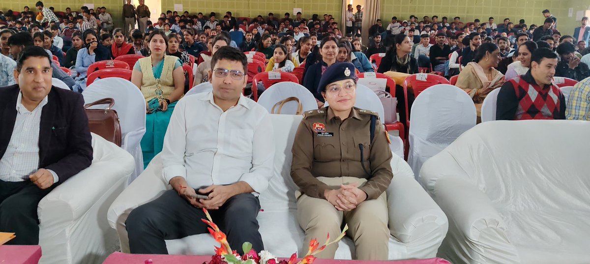 dipronarnaul's tweet photo. विकसित युवा-विकसित भारत के तहत सभागार में आयोजित दो दिवसीय जिला स्तरीय युवा महोत्सव-2024 के दूसरे दिन आज पुलिस अधीक्षक पूजा वशिष्ठ व अतिरिक्त उपायुक्त डा. आनंद कुमार शर्मा ने कार्यक्रम का शुभारंभ किया। अंत में नगराधीश मंजीत कुमार ने विजेता प्रतिभागियों को पुरस्कृत किया। इस कार्यक्रम में दोनों ही दिन कुल 400 प्रतिभागियों ने अपनी कला का प्रदर्शन किया। इस दौरान कविता, कहानी लेखन, पेंटिंग, भाषण प्रतियोगिता तथा फोटोग्राफी  पंच प्रण पर विकसित भारत का संकल्प, औपनिवेशिक मानसिकता के किसी भी निशान को मिटाना, अपनी विरासत पर गर्व करना, हमारी एकता की ताकत व नागरिकों में एकता और कर्तव्य निर्वहन की भावना विषयों पर प्रतियोगिताएं आयोजित करवाई गई।

माई भारत, युवा कार्यक्रम एवं खेल मंत्रालय भारत सरकार और युवा अधिकारिता एवं उद्यमिता विभाग हरियाणा के संयुक्त तत्वाधान में आयोजित समारोह में एसपी पूजा वशिष्ठ ने संबोधित करते हुए कहा कि सरकार की ओर से इस प्रकार के युवा महोत्सव युवाओं में ऊर्जा, प्रतिभा और उत्साह को बढ़ावा देने के लिए किए जाते हैं। युवाओं को इस प्रकार के कार्यक्रमों में बढ़ चढ़कर भाग लेने से अपनी प्रतिभा दिखाने का मौका मिलता है। 

उन्होंने कहा कि अपने सपनों को पूरा करने के लिए निरंतर प्रयास करें। आप अपने लक्ष्यों को हासिल करने के लिए कभी हार न मानें और अपने मार्ग में आने वाली चुनौतियों का सामना करने के लिए तैयार रहें।

उन्होंने कहा कि पढ़ाई के साथ-साथ हमें विद्यार्थी जीवन में होने वाली प्रतियोगिताओं में भी बढ़ चढ़कर भाग लेना चाहिए। 

कार्यक्रम में मंच संचालन राजकीय महिला महाविद्यालय की हिंदी प्रवक्ता डा. ममता शर्मा ने किया।

इस अवसर पर डीएसपी सुरेश कुमार, आईटीआई प्रधानाचार्य विनोद खनगवाल,  कार्यक्रम के नोडल अधिकारी एवं वर्ग अनुदेशक सुनील कुमार, अधीक्षक सत्यनारायण, नेहरू युवा केंद्र से जिला युवा अधिकारी नित्यानंद यादव, प्रशिक्षक दिनेश जांगड़ा, मालड़ा बास आईटीआई से प्रिंसिपल कुलदीप यादव मौजूद थे।