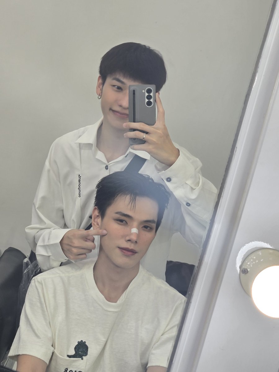 TOTOGABACK's tweet photo. ทากันแดดบ้างนะ กระขึ้นหมดละ ☀️
#DAOUNEWSINGLE
#DAOU #ต้าห์อู๋ #oueiija https://t.co/UJKzcPrdY9