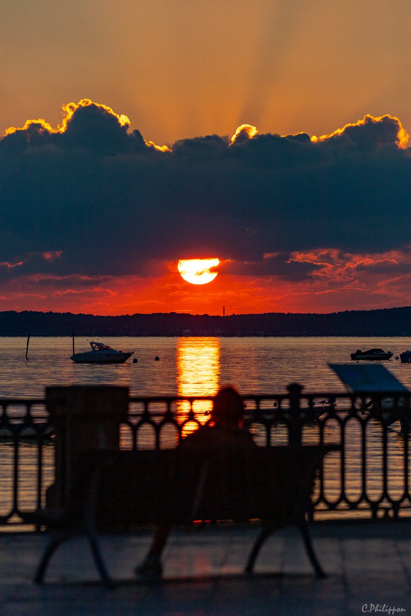 ☀️ Sûrement un des plus beaux spots du Bassin d’Arcachon pour admirer un couché de soleil en toutes saisons : Andernos et la place David Gambetta. 📷
#sunset #couchedesoleil #andernos #bassinarcachon #bassindarcachon #andernoslesbains #sunset_pics #picoftheday #sunsetphotography