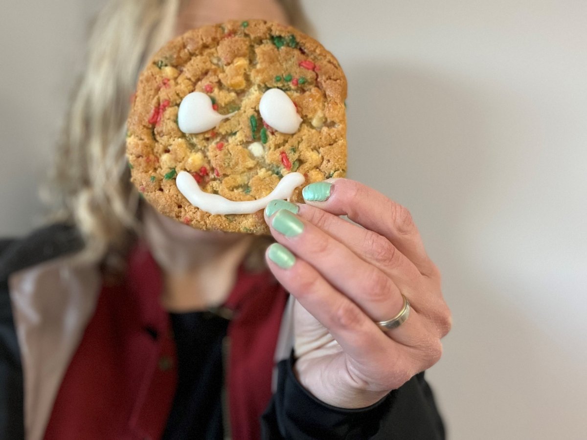 RachelReplique's tweet image. La campagne des biscuits Sourire 😀de Tim Hortons est en cours 🎉 ! Jusqu’au 24 novembre, chaque biscuit Sourire acheté appuiera #LeCAP et des programmes essentiels pour les jeunes à Ottawa.
#holidaysmilecookie #LeCAP