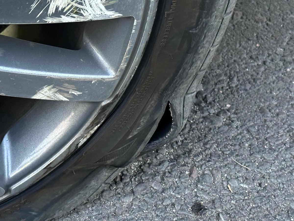 WRADIOMexico's tweet image. Bache en carril de alta velocidad en Periférico Sur, antes de la Av. Luis Cabrera provoca la ponchadura de llantas de por lo menos 12 vehículos #TómaloEnCuenta #ManejaConPrecaución #VialidadW 
Vía @sandovalvictor 

Más info en wradio.com.mx