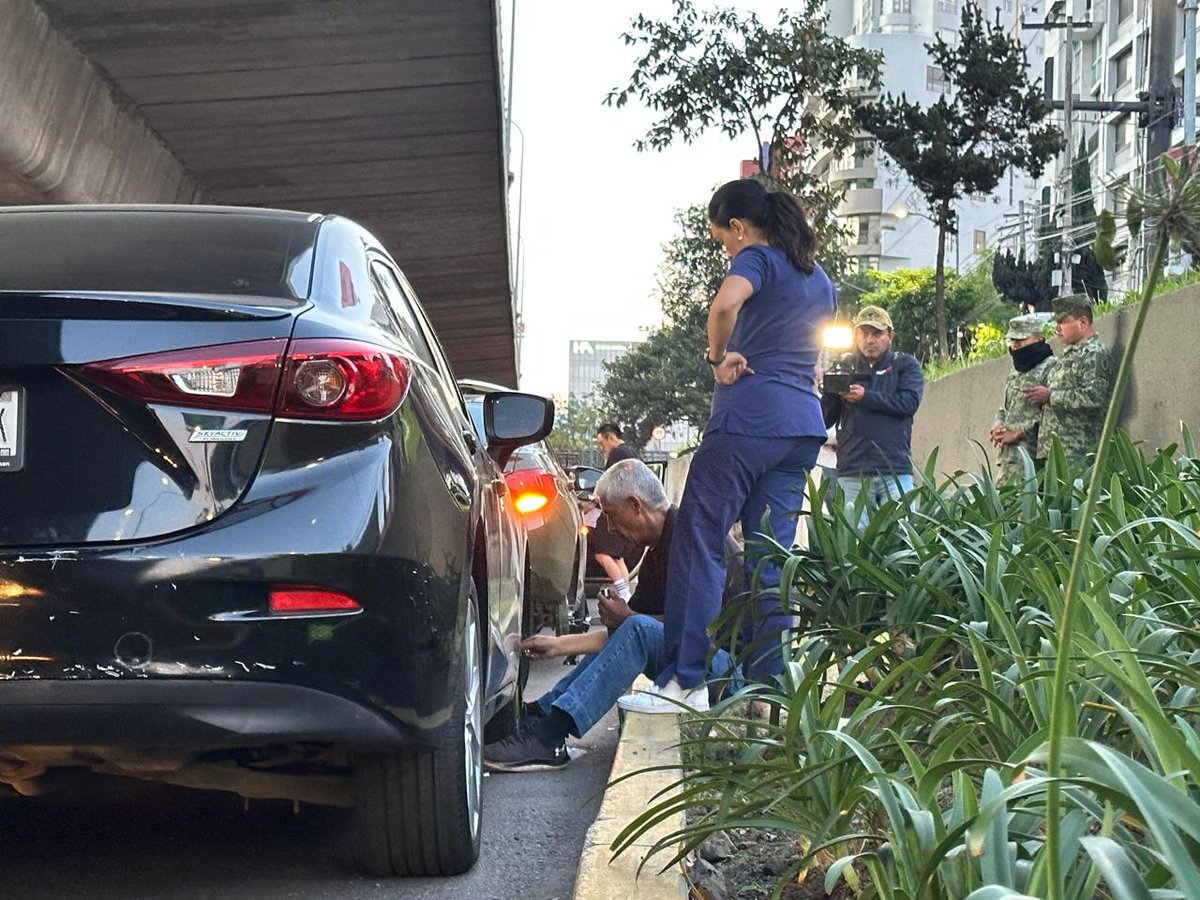 WRADIOMexico's tweet image. Bache en carril de alta velocidad en Periférico Sur, antes de la Av. Luis Cabrera provoca la ponchadura de llantas de por lo menos 12 vehículos #TómaloEnCuenta #ManejaConPrecaución #VialidadW 
Vía @sandovalvictor 

Más info en wradio.com.mx