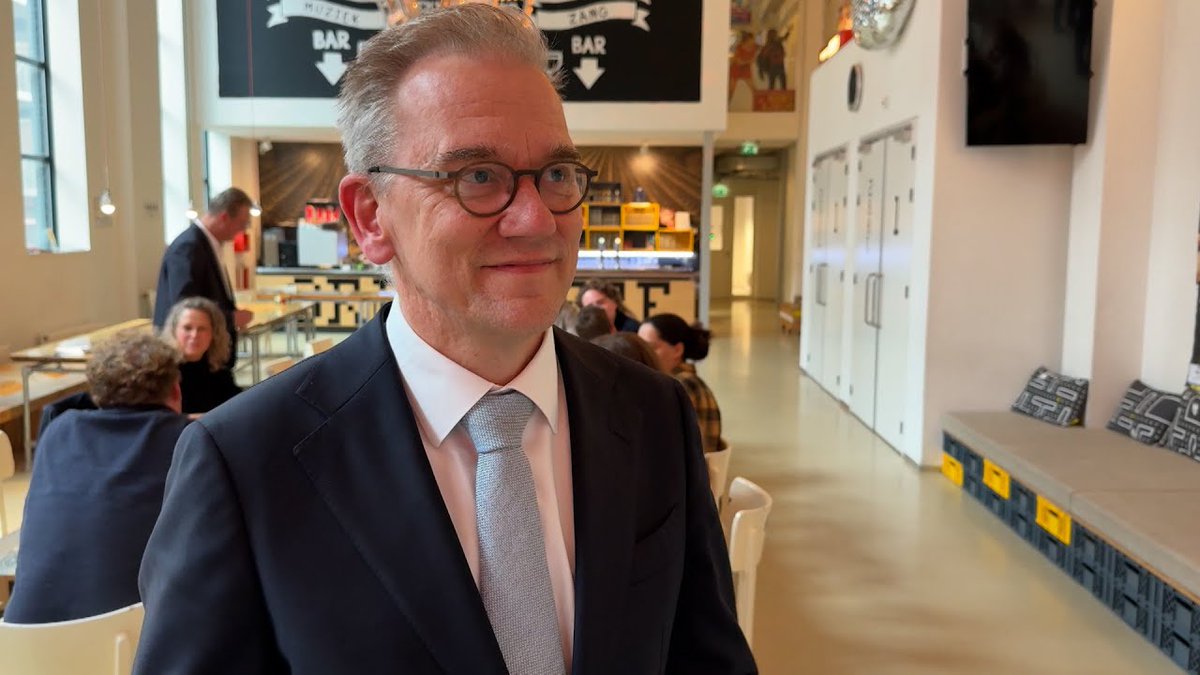 Minister Eppo Bruins van Onderwijs, Cultuur en Wetenschap bracht 18 november een bezoek aan streekomroep Twee. Hij sprak over de toekomst van lokale omroepen en hun rol in relatie tot de landelijke nieuwsvoorziening. 

Bekijk het interview: eu1.hubs.ly/H0dRhl10