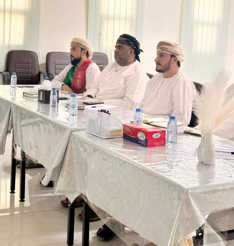 عقد لقاء حول مشروع تطوير تصميم المبنى المدرسي نفذه المهندسون رياض الهنائي وسالم السيابي وحمد الذهلي من دائرة المشاريع بالوزارة بحضور محمد السنيدي مدير دائرة المشاريع والخدمات وسالم الراسبي مدير ادارة التربية والتعليم بجعلان وعدد من مديري ومديرات المدارس وذلك بمدرسة الأجيال