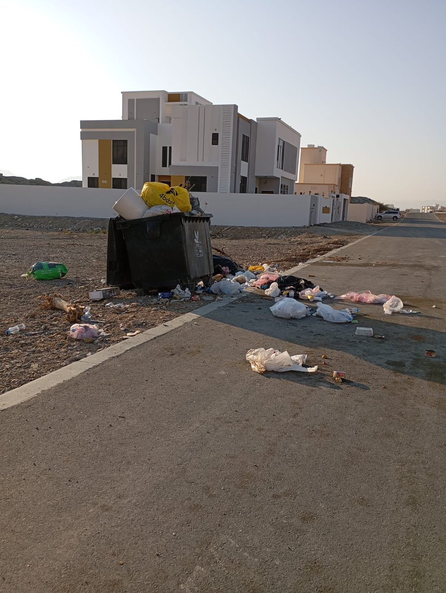 Smucat_OCN's tweet photo. موضوع: تأخر شركة التنظيف في تفريغ الحاويات وتأثيره على البيئة والمجتمع

تُعدّ خدمة تفريغ الحاويات من الخدمات الأساسية التي تعتمد عليها المجتمعات للحفاظ على نظافتها وصحتها العامة. ومع ذلك، يواجه العديد من الأحياء والمناطق مشكلة تأخر شركات التنظيف في أداء هذه المهمة بشكل منتظم. هذه المشكلة لها آثار متعددة، سواء على البيئة أو على صحة السكان وجودة حياتهم.

أولًا، يؤدي تأخر تفريغ الحاويات إلى تراكم النفايات في الشوارع، مما يسبب روائح كريهة وانتشار الحشرات والقوارض التي تحمل الأمراض. هذا الوضع لا يضر فقط بالصحة العامة للسكان، بل يشوه أيضًا المشهد الحضري ويؤثر سلبًا على المظهر العام للمدينة.

ثانيًا، قد يؤدي هذا التأخير إلى زيادة التلوث البيئي، حيث تنتشر النفايات في أماكن غير مخصصة لها، مما يسهم في انسداد مجاري المياه وانتشار النفايات البلاستيكية في الطبيعة. هذا الأمر يهدد الكائنات الحية ويزيد من تدهور البيئة المحلية.

ثالثًا، يؤثر التأخير في تفريغ الحاويات على سمعة الشركة المسؤولة عن النظافة، ويقلل من ثقة السكان في قدرتها على تقديم خدمات فعّالة. وفي بعض الحالات، يضطر السكان إلى اللجوء لحلول فردية مثل حرق النفايات أو رميها في أماكن عشوائية، مما يفاقم المشكلة بدلاً من حلها.

للتغلب على هذه المشكلة، يجب على شركات التنظيف الالتزام بجداول زمنية صارمة لتفريغ الحاويات، وتعزيز مراقبة الأداء من خلال فرق ميدانية تتابع الوضع على الأرض. كما يمكن للمجتمع التعاون مع السلطات المحلية لتقديم شكاوى رسمية أو اقتراح حلول مثل زيادة عدد الحاويات أو تحسين البنية التحتية للتخلص من النفايات.

في الختام، تعتبر مشكلة تأخر شركات التنظيف في تفريغ الحاويات تحديًا يجب التعامل معه بجدية. الحل يتطلب تضافر جهود جميع الأطراف لضمان بيئة نظيفة وصحية للجميع.
@Omanbeah 
@M_Municipality 
@OmaniMOH