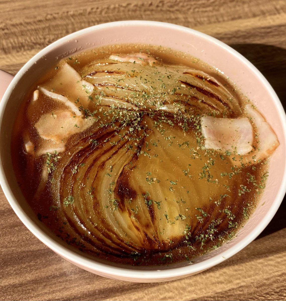 tbs_dn's tweet photo. 血液さらさら〜？と言われてる玉ねぎを丸ごと使ったスープが寒くなってきたこの季節の朝食に欠かせない。 https://t.co/9bG3C61jvP