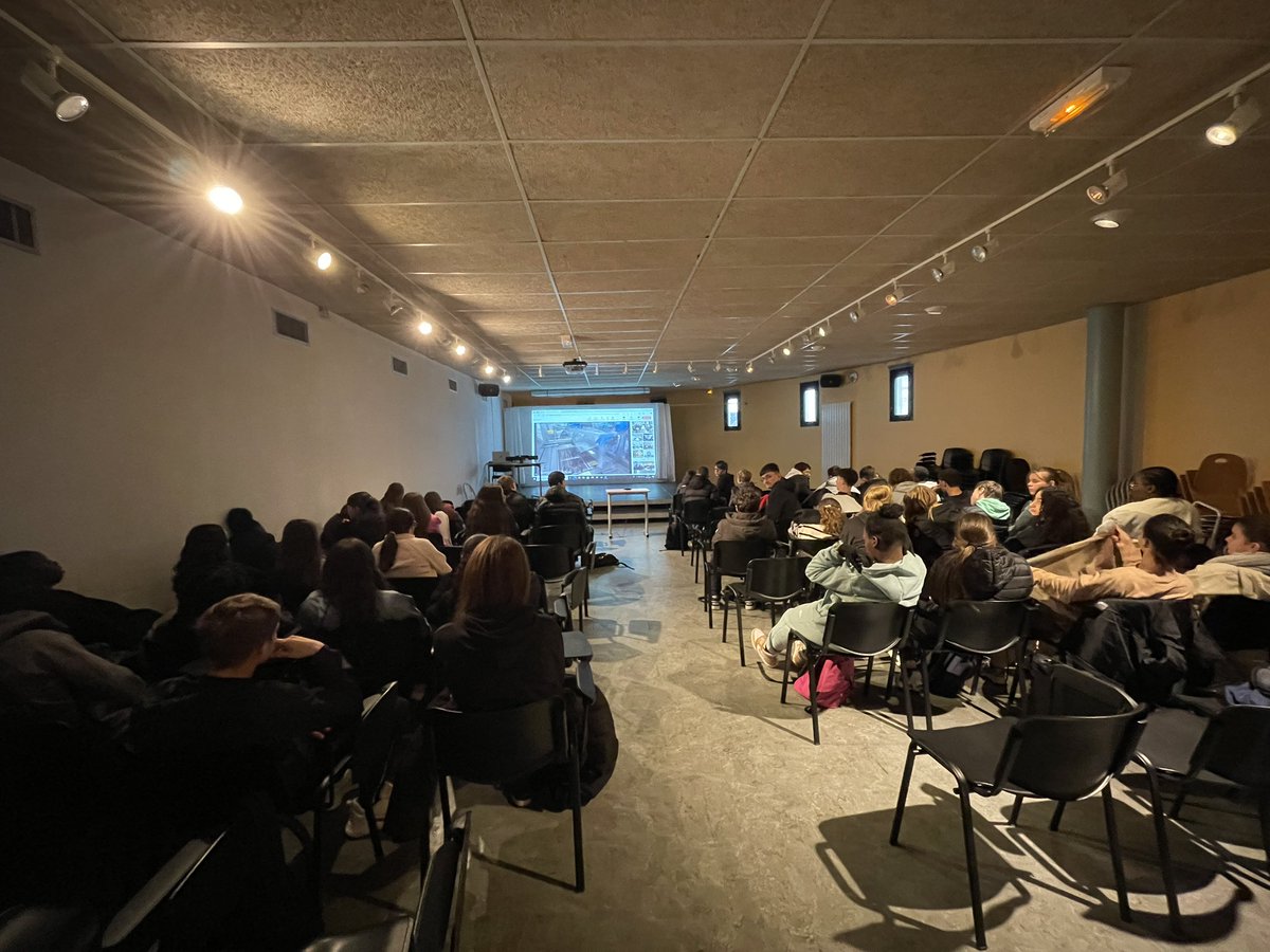katellga1's tweet photo. Dans le cadre de la semaine de l’#industrie, nos collégiens ont participé à une visio afin de découvrir les entreprises de notre territoire et les métiers qui y sont liés.
Des témoignages et des échanges riches pour les aider dans la construction de parcours avenir. @Fmarchand_27 https://t.co/W3Ixt4s6SF