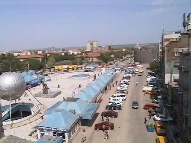 1990'lı Yıllar: DağKapı ve 1995 yılında Belediye tarafından yaptırılan Vedat Dalokay Yeraltı Çarşısı...