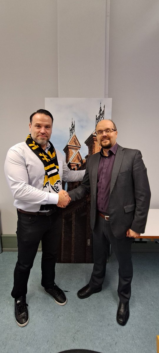 Tänään Technobotnian johtoryhmässä toivotimme Novian tekniikan dekaanille Kristianille menestystä uuteen tehtävään! Kiitos hyvästä yhteistyöstä. Lämmin Kärppä-huivi kaulaan, ja nähdään hallilla! #technobotnia #yhteistyö #Novia #vamk #insinööri