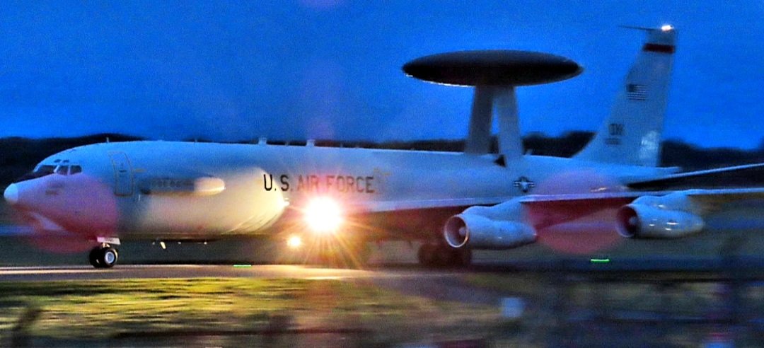 BloodyPolitics's tweet photo. Two USAF πΊπΈ Boeing Sentry E-3 AWACS for the price of one.
Parked on the south apron #NOVA02 78-0578 and on final approach #NOVA03 75-0556 both arrived at Prestwick from Chania.
Bonus π¨π¦ RCAF C130 Hercules. #avgeek #darkoclock https://t.co/BuEaccM9St