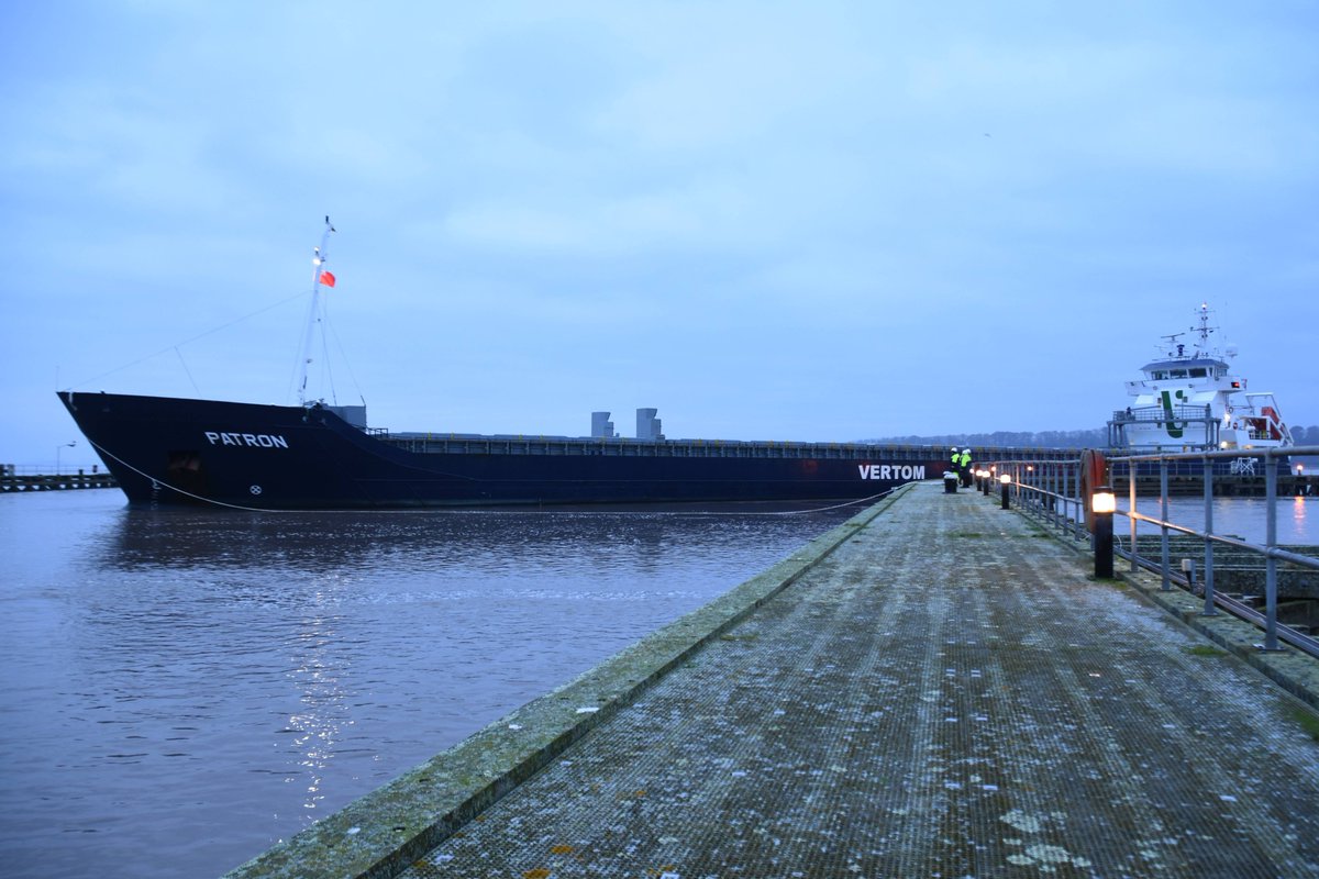 sharpnessmike's tweet image. 16th November PATRON arriving at Sharpness with a cargo of grain.