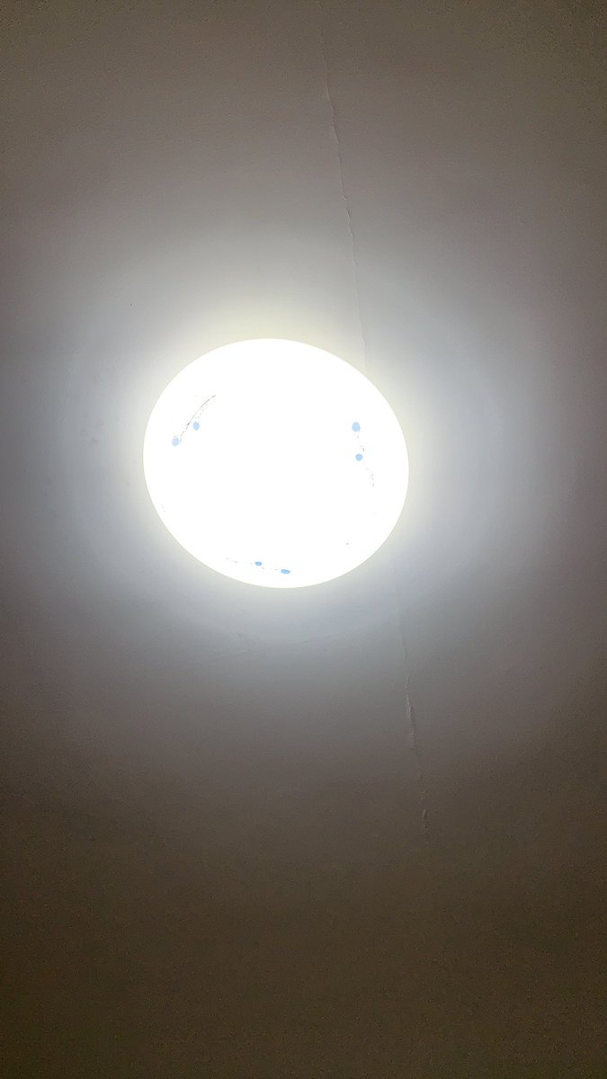 murongyan5's tweet photo. 怕黑，怕暗，换上新的电灯

每次寄予新的开始

一年不到搬了四次房

也不知道可以坚持多久

这是心无定所的原因 https://t.co/BHIxuiuKjO