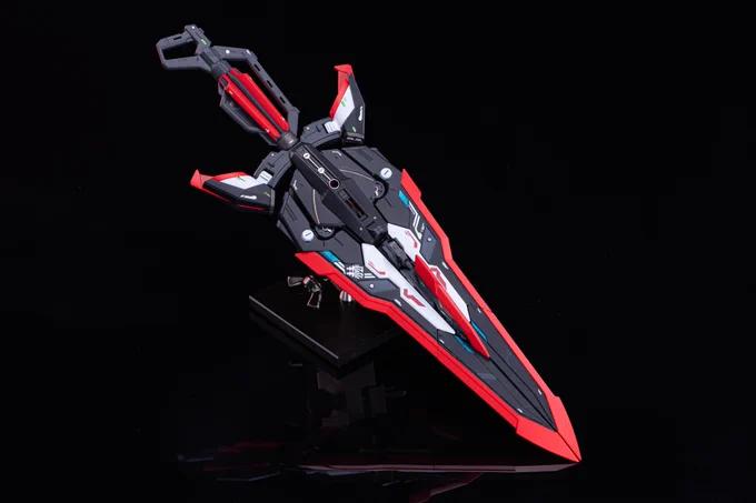 武装系統です タクティカルアームズは変更なく既存ディテールを細めに塗り分けました。 刀は鞘部分にエフェクトパーツを追加し 刀身はエフェクトと同じカラーで塗装しました。