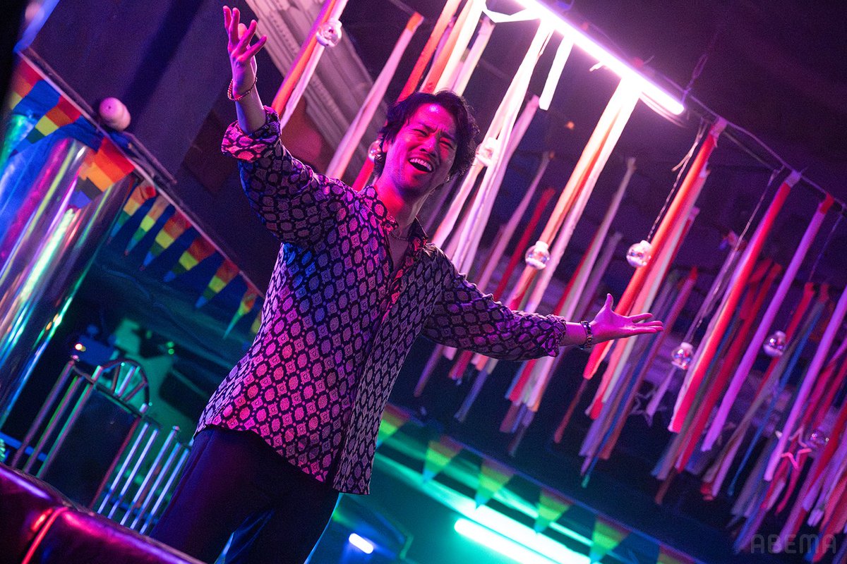第2話のタイ🇹🇭のバーで
三島がダンス💃するシーンはもうご覧になりましたか👀？

本編では三島のダンスをクールに見ていた木原ですが…
実はもう一つ、
「三島以上にノリノリなダンスを披露する木原」
バージョンもありました😂🕺

#インフォーマ -闇を生きる獣たち-
ABEMAで無料配信中📣
▶️