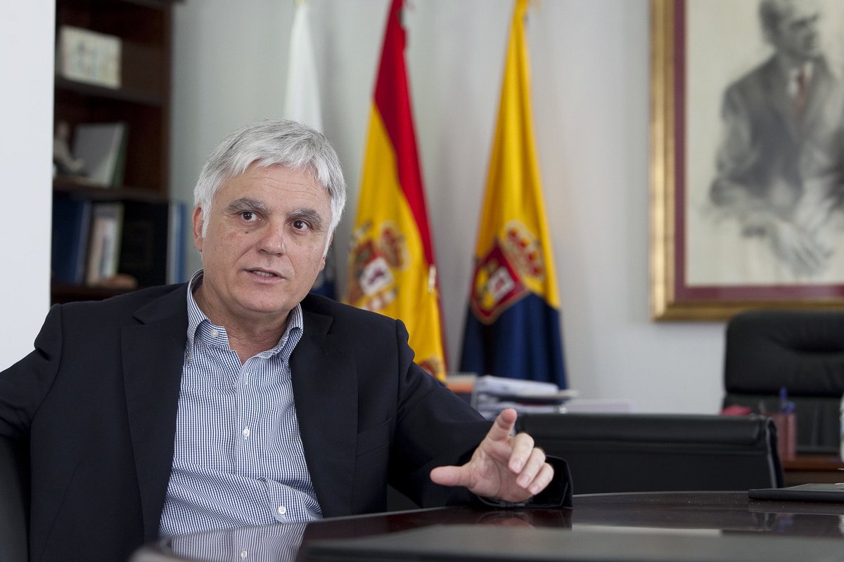 susanadiaz's tweet photo. Con profundo dolor lamento la pérdida d mi amigo y compañero José Miguel. Su pasión y enseñanzas sobre el verdadero Negrín acercaron a muchos socialistas d nuestra generación. Era un verdadero socialista, honrado y siempre estuvo a mi lado. Su memoria vivirá en nuestros corazones https://t.co/dmekJn6ksm