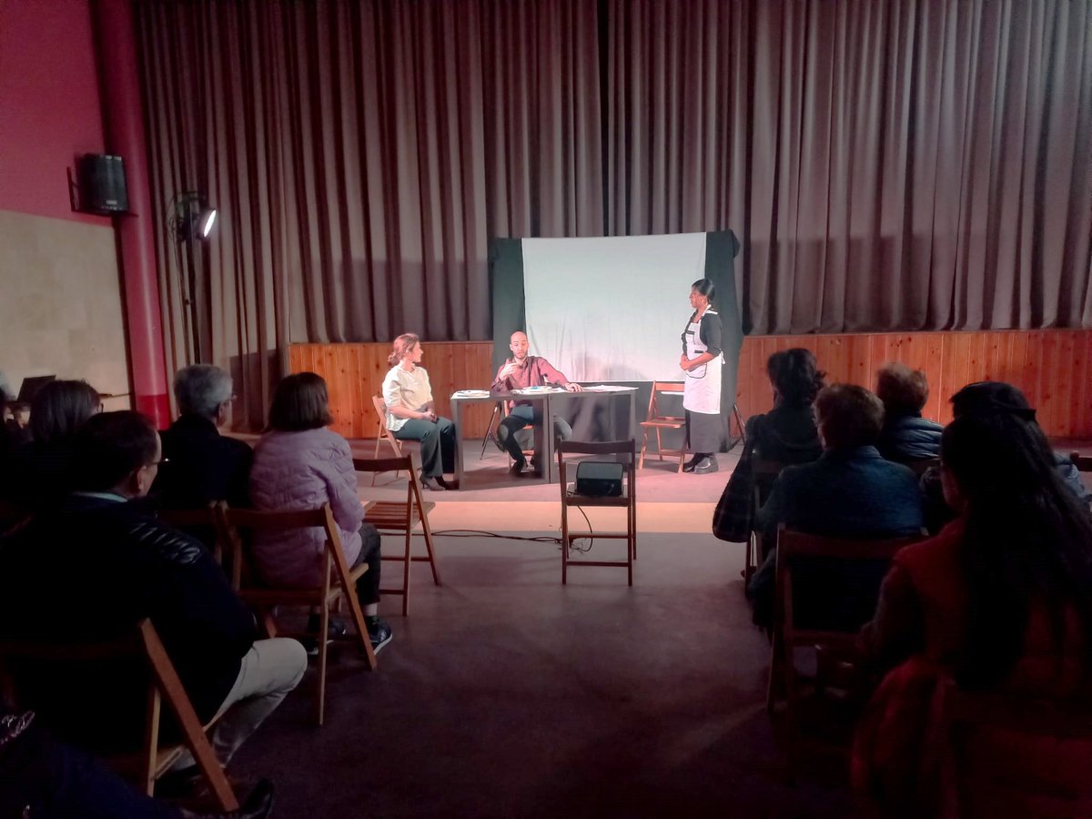 El viernes el público se puso en la piel de una persona migrante, interactuando de forma activa para combatir del racismo, en la obra de teatro foro "El juego de tu vida" de <a href="/lacandelateatro/">La Candela - Teatro y Comunidad</a>  en #Villabrágima🎭¡Fue un éxito! 👏
Programa #CiudadaníaInclusiva @coceder <a href="/MSocialGob/">Ministerio de Derechos Sociales, Consumo y A2030</a>