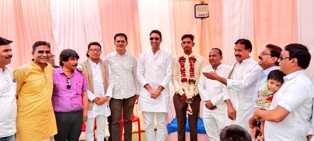 SYadavMLA's tweet photo. आज मंगलवार को कसरावद में श्री रईस कुरैशी जी पार्षद की सुपुत्रियों के विवाहोपलक्ष में उनके निवास पर परिवारजनों को बधाई एवं नवदम्पत्ति को शुभकामनाएं दी ।
#kasrawad https://t.co/JlviC4JXZw