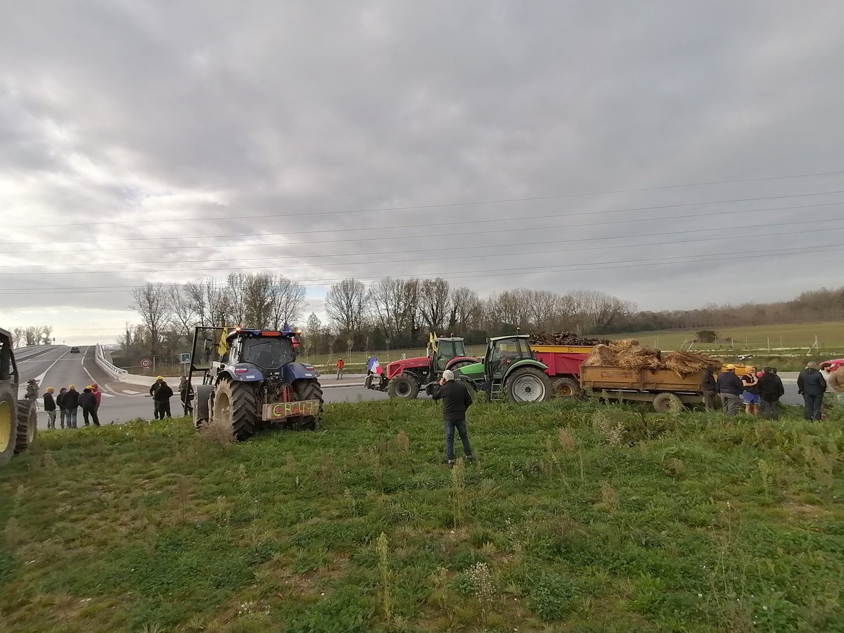 gauvainpb's tweet photo. C'est parti à Agen. Les 1ers tracteurs chargés de paille et de pneus arrivent au rond point de Camelat. 200 attendus. #AgriculteursEnColere https://t.co/u9mtEujFvk