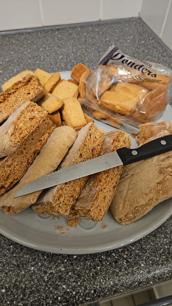 Vandaag Friese dumkes en andere lekkernijen bij de B&amp;W vergadering in <a href="/Rozendaal_GLD/">Gemeente Rozendaal</a>, omdat gisteren een ambtelijke delegatie van <a href="/gemeenteschier/">Gem. Schiermonnikoog</a> bij ons op bezoek was. Dat was een waardevolle uitwisseling, met lekkere overblijfselen.