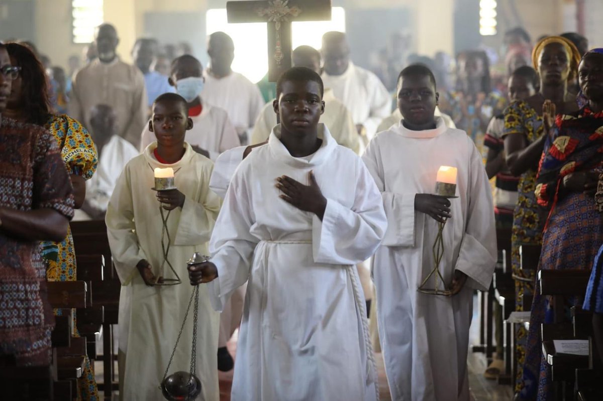 Bruno_N_Kone's tweet photo. Jour de messe, dimanche dernier, Ă la Paroisse St Michel Archange de #Kouto. J'ai eu lâopportunitĂ© de prier pour la Paix en #CIV225 aux cĂŽtĂ©s de la communautĂ© chrĂ©tienne catholique de la localitĂ©, dans cette belle Ă©glise, qui fĂȘtera ses 100 ans dâexistence en 2027. https://t.co/8znmXuh0qX