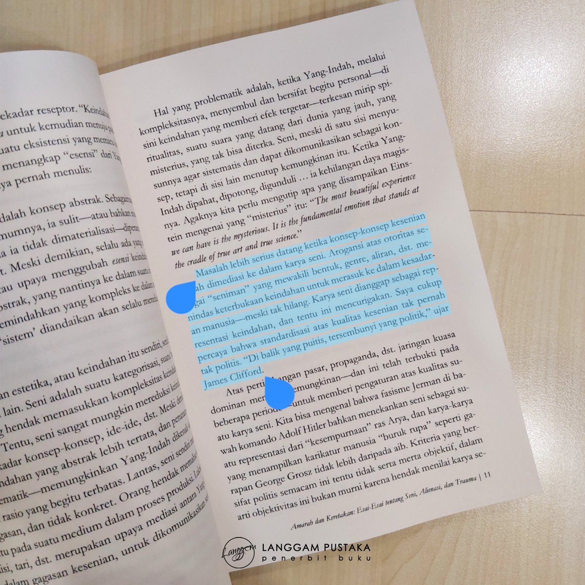penerbitlanggam's tweet photo. [AMARAH DAN KERETAKAN]

Sama halnya dengan "Di balik yang puitis, tersembunyi yang politik", ujar James Clifford. Kualitas kesenian tak pernah tak politis, selalu terdapat hal 'mencurigakan' di dalam 'keindahannya'.

selengkapnya dalam buku "AMARAH DAN KERETAKAN" https://t.co/mWd2wsIyGt