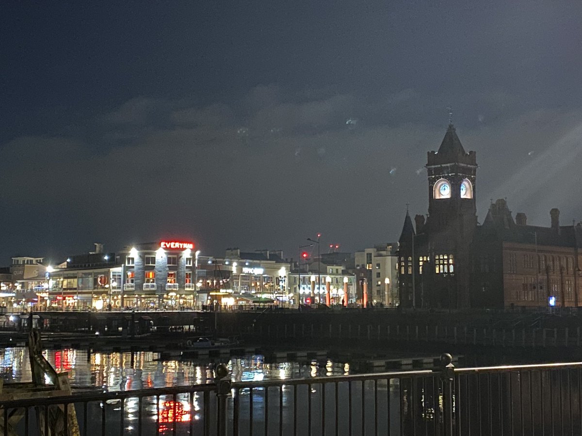 anecdotalDeb's tweet photo. Cardiff Bay on Friday, the Super Moon  shining brightly. #CardiffBay #WMC #SuperMoon https://t.co/KZOWdiVZpe