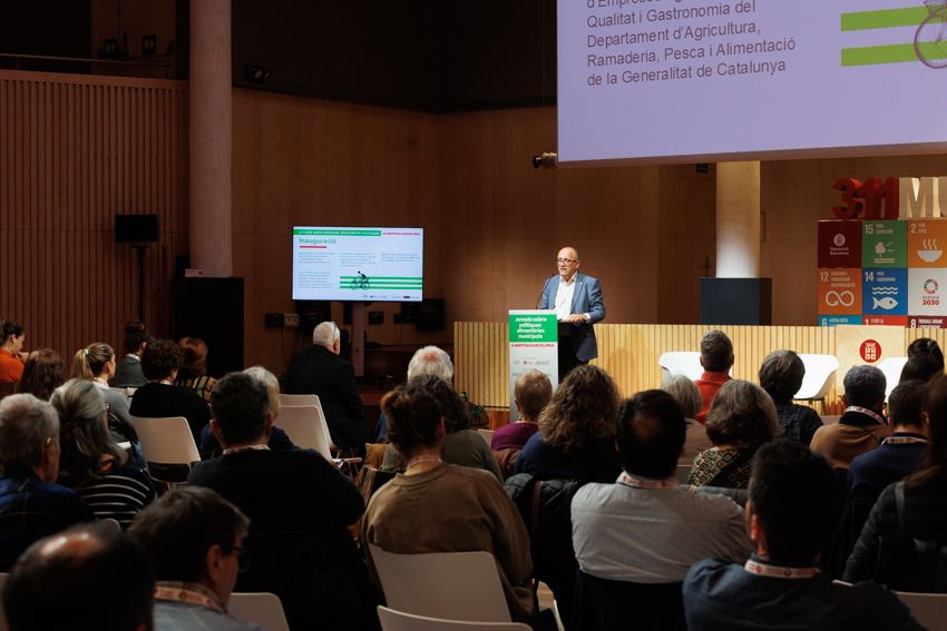 Joan_Godia's tweet photo. Inaugurant la jornada #PolítiquesAlimentàriesMunicipals amb gran èxit de participació. Es proporcionen eines perquè els ajuntaments elaborin i implementin estratègies alimentàries pròpies. Les ciutats són clau en la transformació del sistema alimentari vers un model +sostenible. https://t.co/1HGmcFEIVW