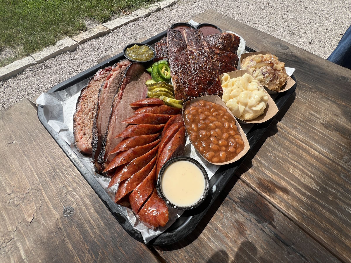 BBQ After Dark: Even the night owls and our overseas BBQ followers deserve great barbecue (content). Here's a recent platter from <a href="/MichelinGuideNA/">MichelinGuideNorthAmerica</a>'s One Star award restaurant @CorkScrewBBQ. Enjoy! More about them here: houbbqguide.com/bbq-joints/cor…