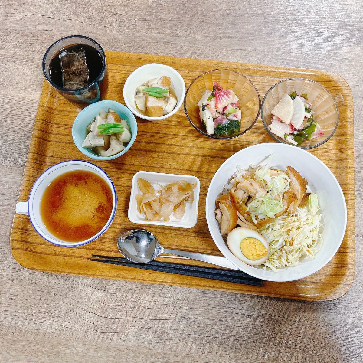 D_FarmKitchen's tweet photo. 本日は[W ]DAY❗️
今月はとあるチェー���店で大人気になったハンバーグ、ポテサラパケットにもうひとつアレンジを加えたポテサラハンバーグチーズソースがけ🫕をWに…
プラス100円でもうひとつハンバーグが付いてくるなんて、よく考えたらすごくお得‼️
鶏チャーシュー丼煮卵添えも安定の美味しさです！ https://t.co/OHDeozj4Aq