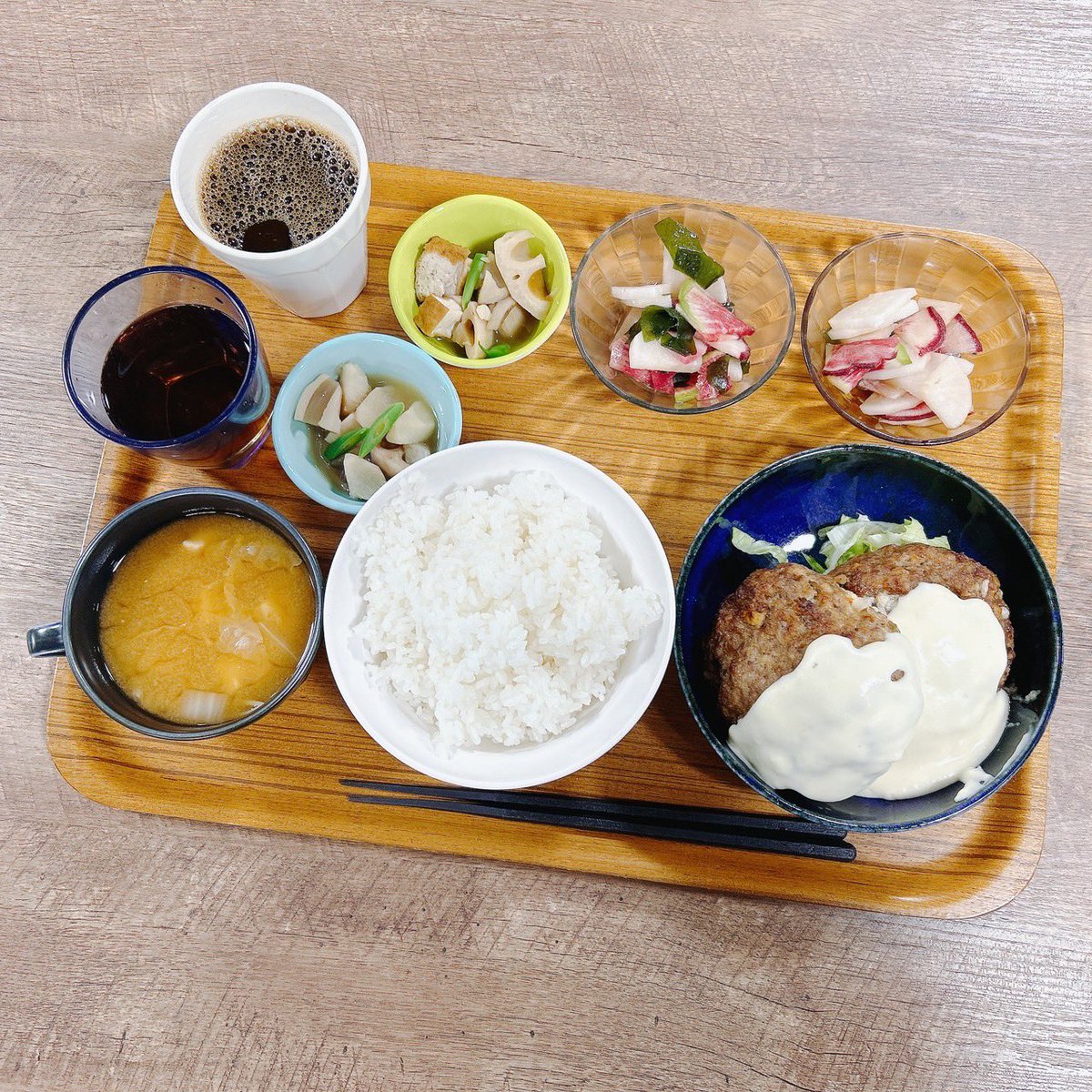 D_FarmKitchen's tweet photo. 本日は[W ]DAY❗️
今月はとあるチェー���店で大人気になったハンバーグ、ポテサラパケットにもうひとつアレンジを加えたポテサラハンバーグチーズソースがけ🫕をWに…
プラス100円でもうひとつハンバーグが付いてくるなんて、よく考えたらすごくお得‼️
鶏チャーシュー丼煮卵添えも安定の美味しさです！ https://t.co/OHDeozj4Aq