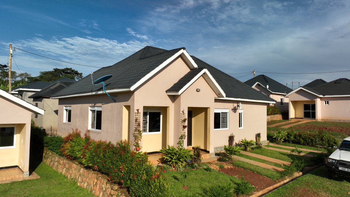 spotlistings's tweet photo. Affordable Luxury Homes in Wakiso!

Mirembe Estate Sentema:
1BR Semi: UGX 80m
2BR Semi: UGX 134m
3BR Semi: UGX 162m
2BR Detached: UGX 140m
3BR Detached: UGX 181m

Amenities: Mall, Jogging Track, Tennis, Kids Play, Health Center
20% Booking Fee, 3Year Payment Plan, 0% Interest https://t.co/PO2jgcKYfe