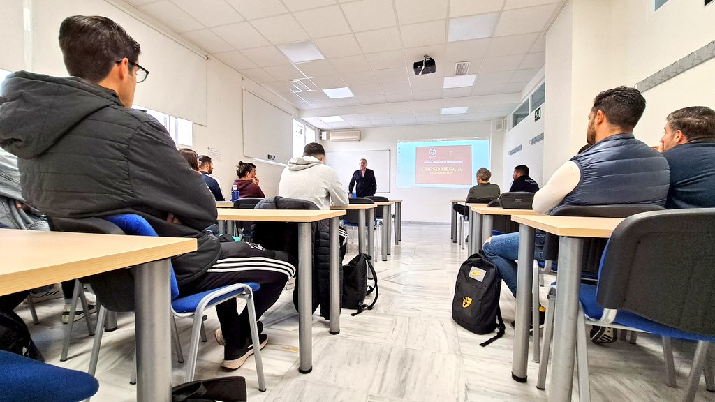 ⚽ Empezamos el #UEFAA en horario de mañana 
📸 Presentación por Francisco López Servio sobre las claves de este curso tan importante para la formación de entrenadores <a href="/RFAF/">RFAF</a>

#FormadoresDeTuPasion