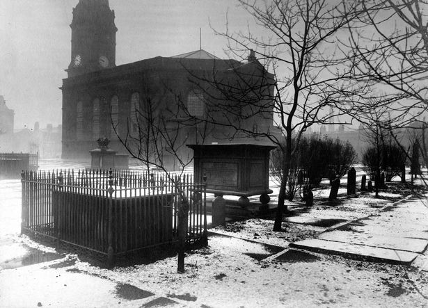 atticusfinch104's tweet image. This a picture of All Saint's Church, Manchester with snow on the ground. Today the church no longer stands and the church yard is now All Saints Park still consecrated ground. The park is cared for and at the centre of @manmetuni 

#manmet #manmetuni #manchester #history